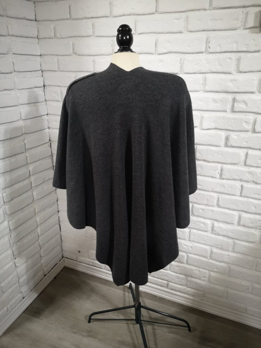 Holt Renfrew Ladies 1 Size Dark Grey Made in Canada 100% Merino Wool Cape - Picture 2 of 7